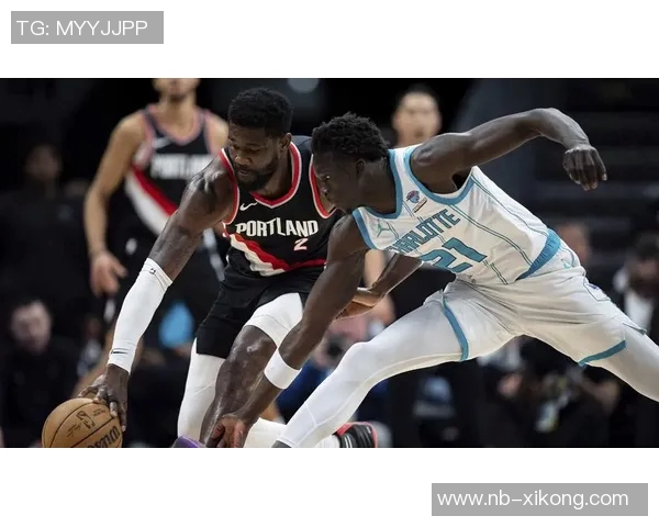 爱德华兹背部痉挛成疑队记透露揭幕战客战开拓者最新动态